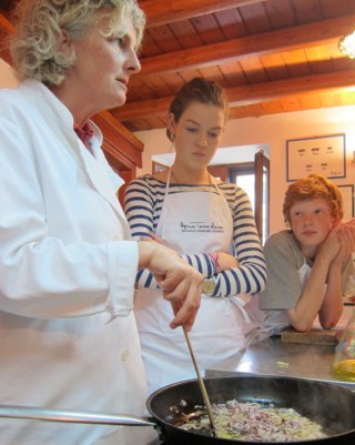<p>Molly and Angus look in as Fabrizia infuses oil with onion flavor</p>